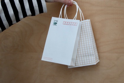 原稿用紙とハガキが小ぶりの可愛い紙袋に 文具 ステーショナリーの雑貨セレクトショップ 山田文具店